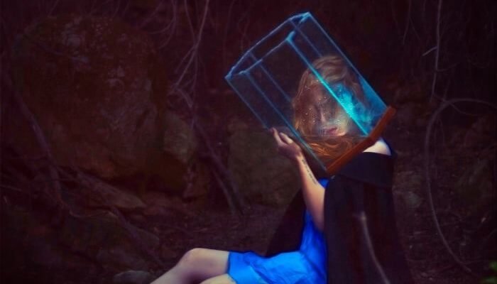 Kvinde med hoved i glasvase illustrerer sammenhængen mellem stress og personligt rum