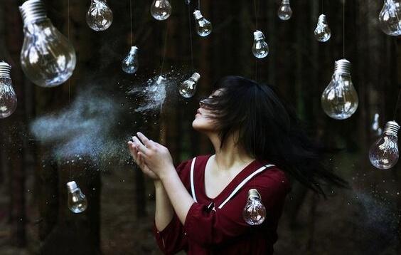 kvinde med lyspærer repræsenterer følelser