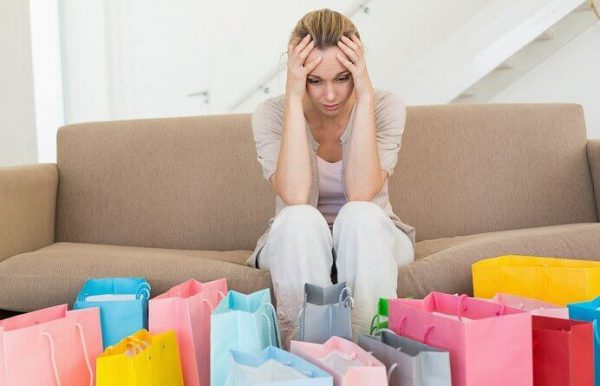 Kvinde har valgt at bruge shopping til at skjule tristhed