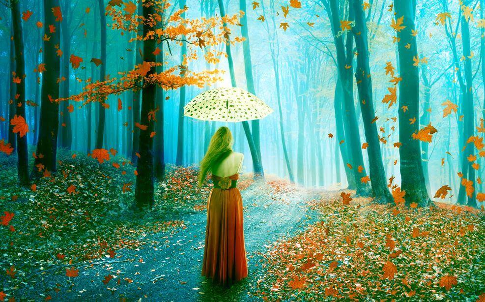 Kvinde i skov med paraply