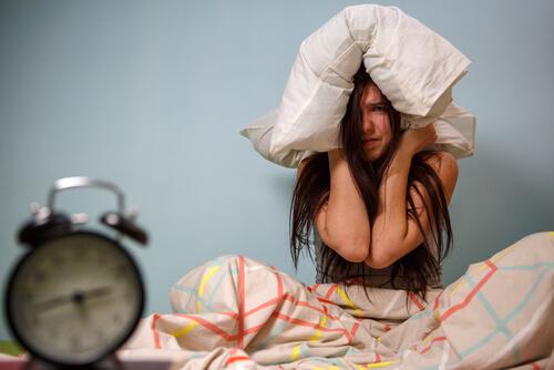 kvinde er frustreret over ikke at kunne sove