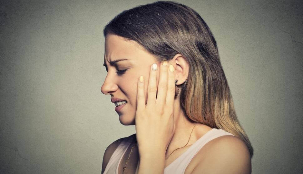 Kvinde, der tager sig til øre, lider af misofoni