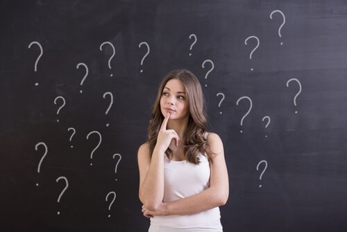 Kvinde med spørgsmålstegn vurderer, om hun er realistisk eller pessimistisk