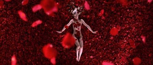 Kvinde omringet af roser i American Beauty