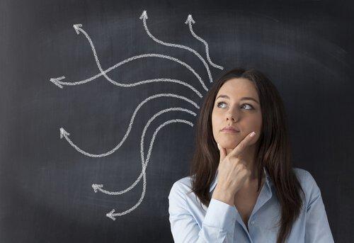 Kvinde med pile fra hoved undrer sig over, om mennesker i realiteten er rationelle dyr?