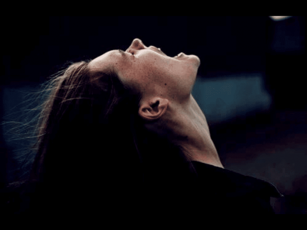 Kvinde skriger for at udtrykke følelsesmæssig smerte