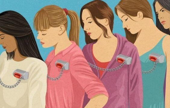 kvinder lænket sammen for at gøre ting lettere