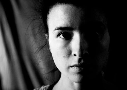 Kvindes ansigt der viser mikroudtryk