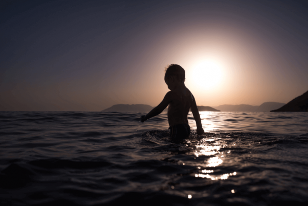 Et barn bader i havet