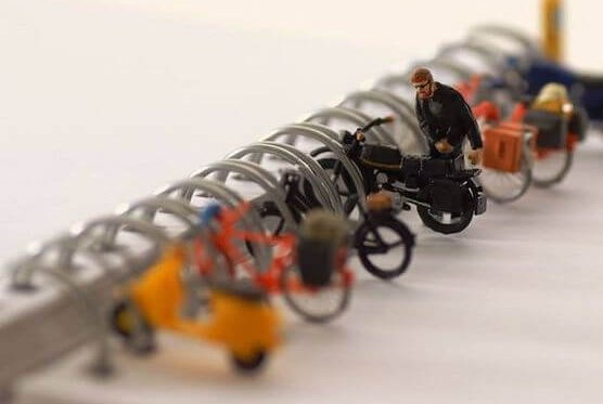 Små legetøjs motorcykler på stativ
