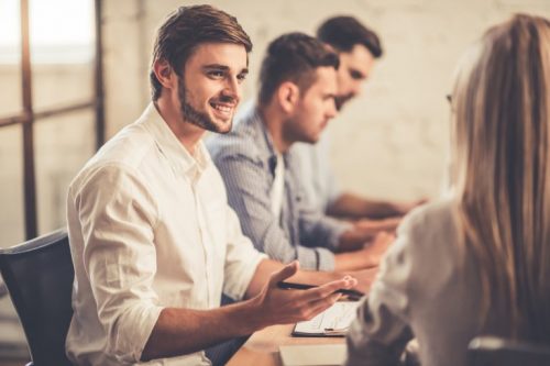 Mand, der smiler og taler: Hans toneleje formidler tillid