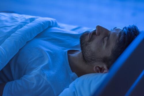Mand gennemgår de forskellige faser i søvnen