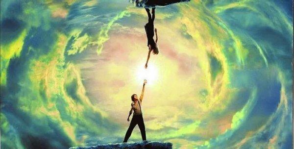 Teori om parallelunivers illustreres af to personer, der rækker ud mod hinanden