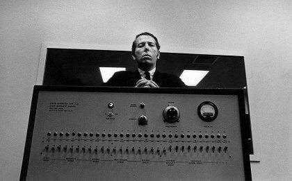 Milgram ville undersøge, hvorfor mennesker nogle gange oplever blind lydighed