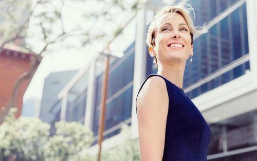 Glad kvinde, som ikke oplever nogen midtvejskrise