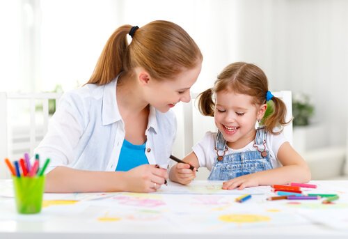 mor og barn tegner som del af sjov indlæring