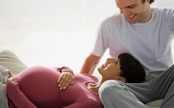 mor og far repræsenterer prenatal psykologi