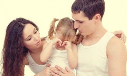 Forældre og grædende barn er eksempel på at fortælle børn om skilsmisse
