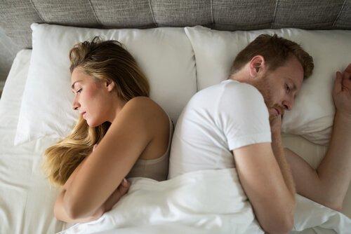 Par i seng er anspændte på grund af gængse sexproblemer