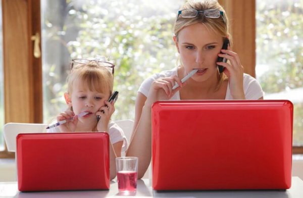 pige, der imiterer moderen