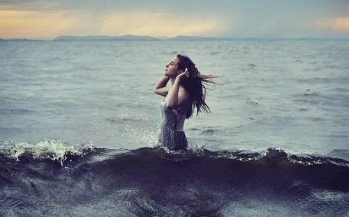 En pige i havet som symbol på en af de tre egenskaber ved vand