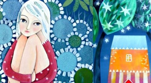 Siddende kvinde ved siden af hus