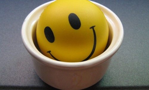 En smiley, der ligger i en skål