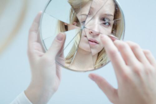 Knust spejl repræsenterer teenagere og selvværd