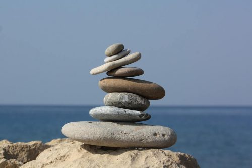 Bunke af sten, der balancerer foran hav