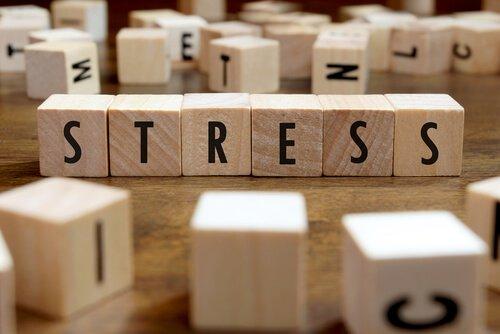 Stress skrevet med træklodser