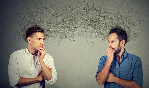 to mænd taler om sociale forventninger