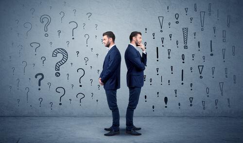 To mænd med ryggen mod hinanden repræsenterer paradoksal kommunikation