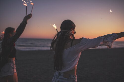 To teenagere på en strand