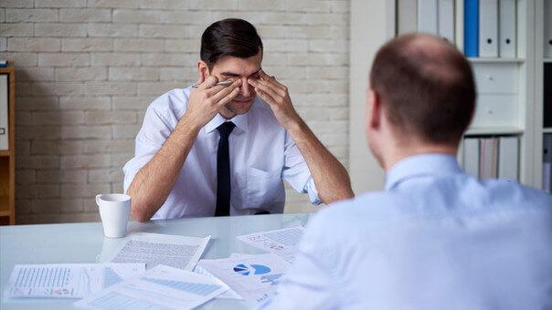 Træt mand rører ved sine øjne