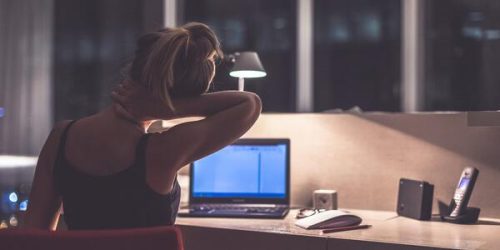 Træt kvinde, der arbejder om natten