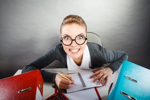 Kvinde ved skrivebord illustrerer tvangspræget personlighedsforstyrrelse