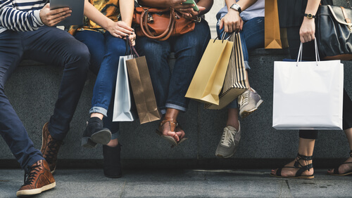 Venner, der bruger shopping til at skjule tristhed