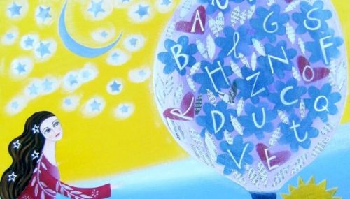 Kvinde der kigger på træ med bogstaver er ved at løsne fortidens knuder