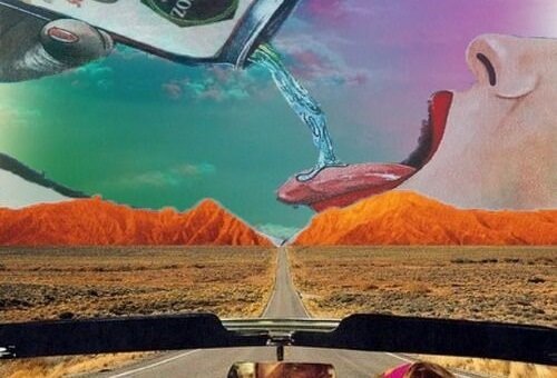 Kvindes mund, de drikker sodavand, danner bjerg foran landevej