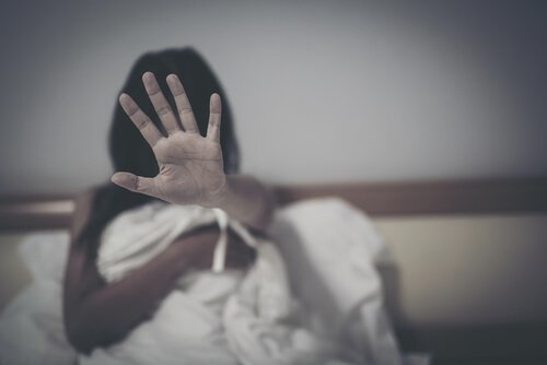 bange kvinde i seng