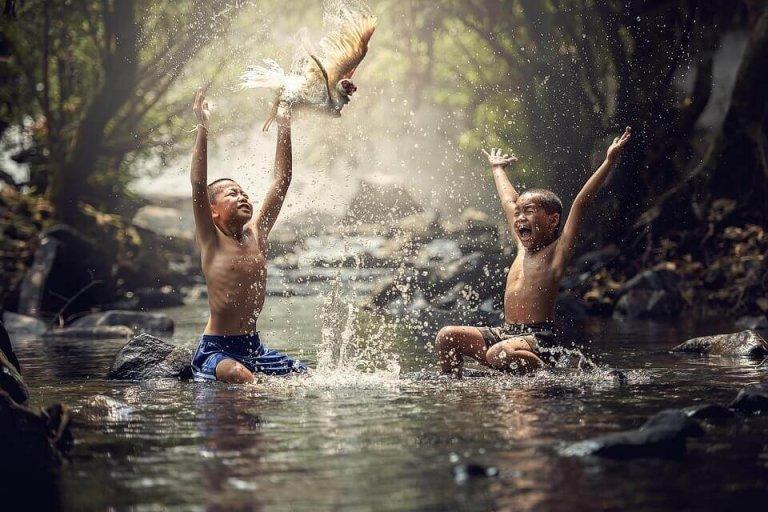 Børn leger i vandet