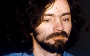 Charles Manson og psykologien bag hans onde kult
