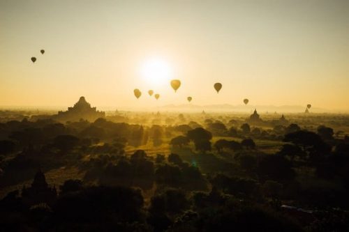 kulturernes Luftballoner over smukt landskab