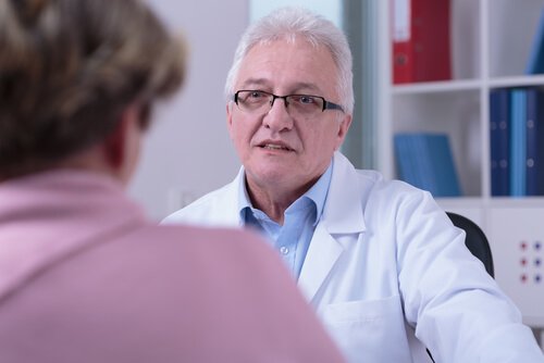 Læge med patient, der har hospitaliseringssyndrom