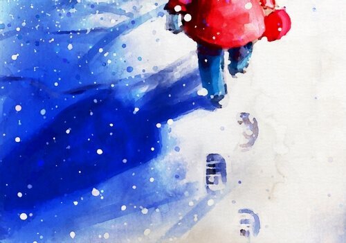 En dreng, der går i sneen