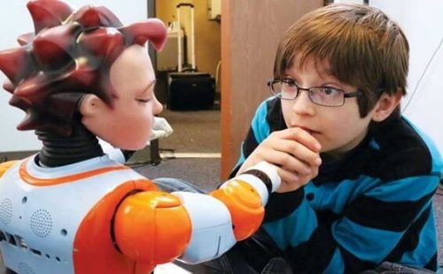 Dreng med autisme taler med robot