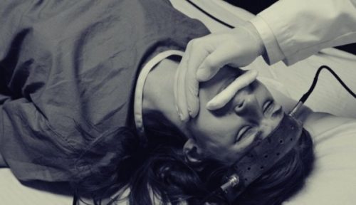 Person udsættes for chokterapi