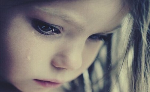 Pige græder over frarøvet barndom