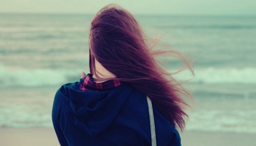 Kvinde står og kigger på vand