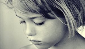 Sådan påvirker en frarøvet barndom et barn